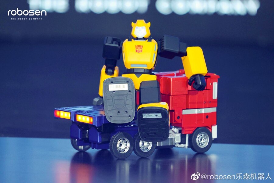 Image Of Robosen G1 Bumblebee Transformers Auto Converting Performance Figure  (4 of 9)